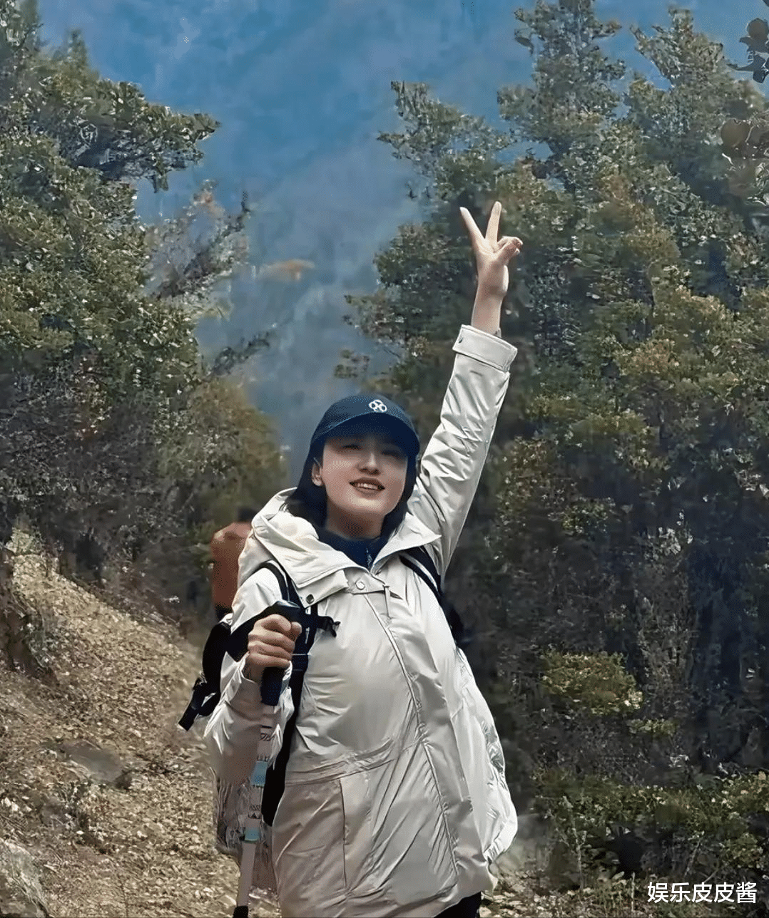 张蕾一家三口徒步游玩,12岁儿子身高已超160,圈外老公出镜露脸