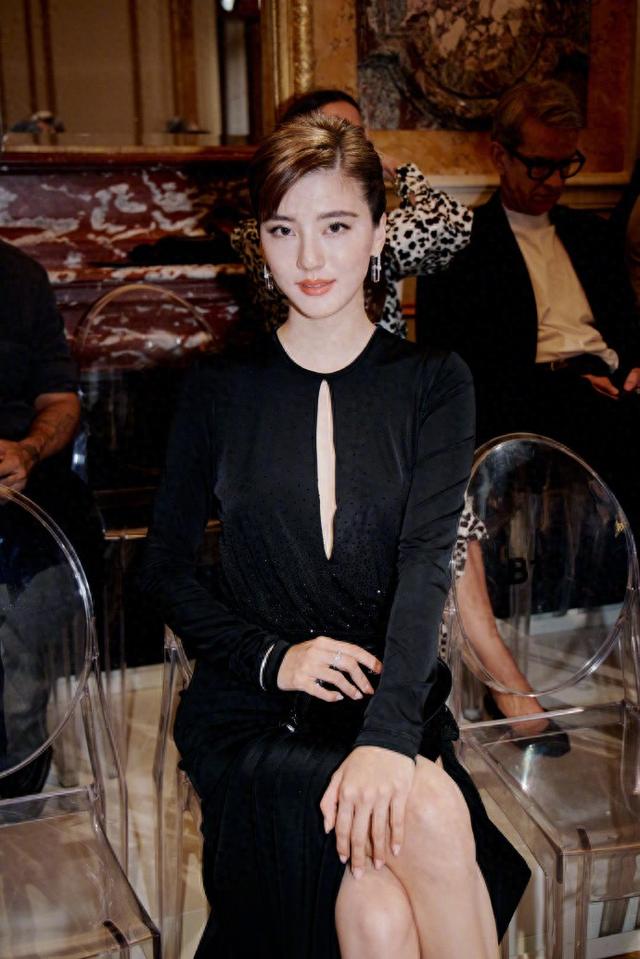 被吴千语“新造型”美到了,穿黑色高开叉连衣裙,不落俗套又独特