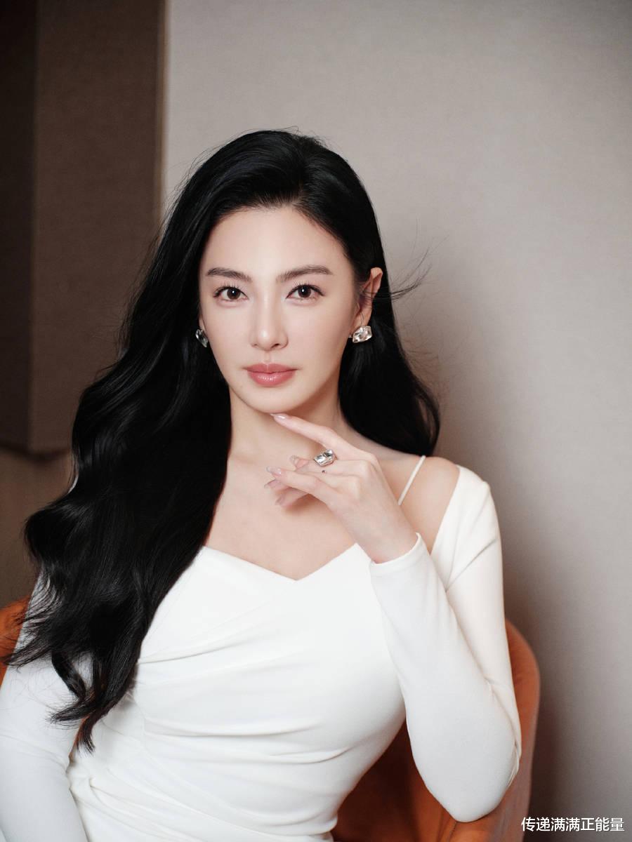 张雨绮的白色紧身裙,穿出了多少女性不敢拥抱的「丰腴美」