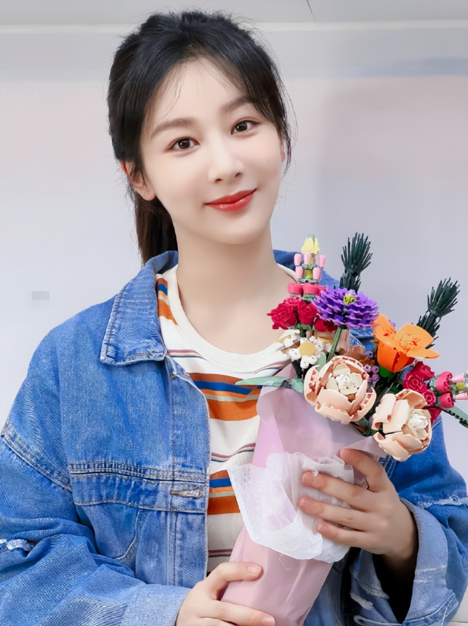 官媒接连发文，高调官宣32岁杨紫喜讯，全网恭喜，终于等到这一天