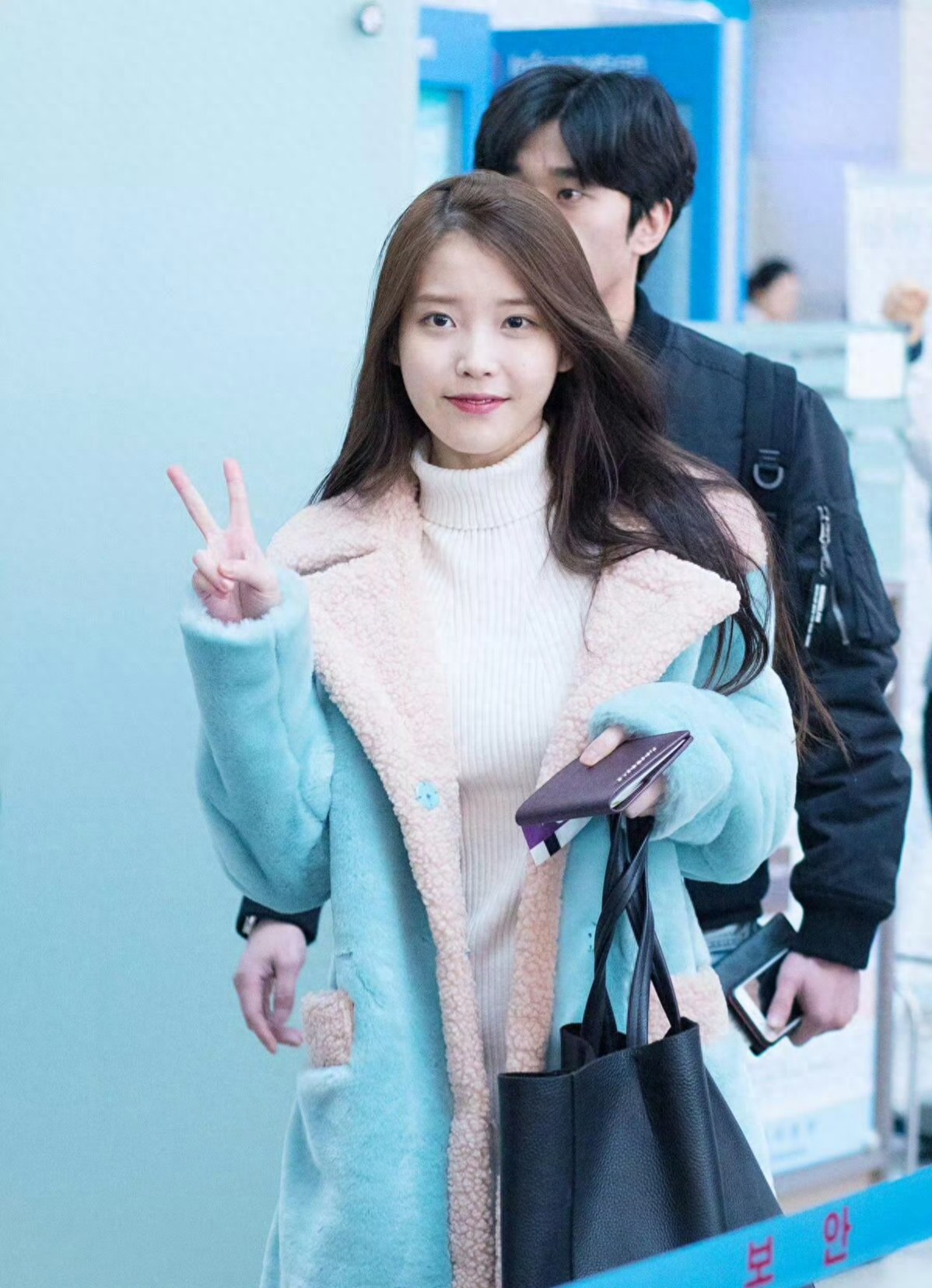 IU依旧是喜欢比耶的宝宝嫩嫩哒 毛茸茸的外套搭配黑靴