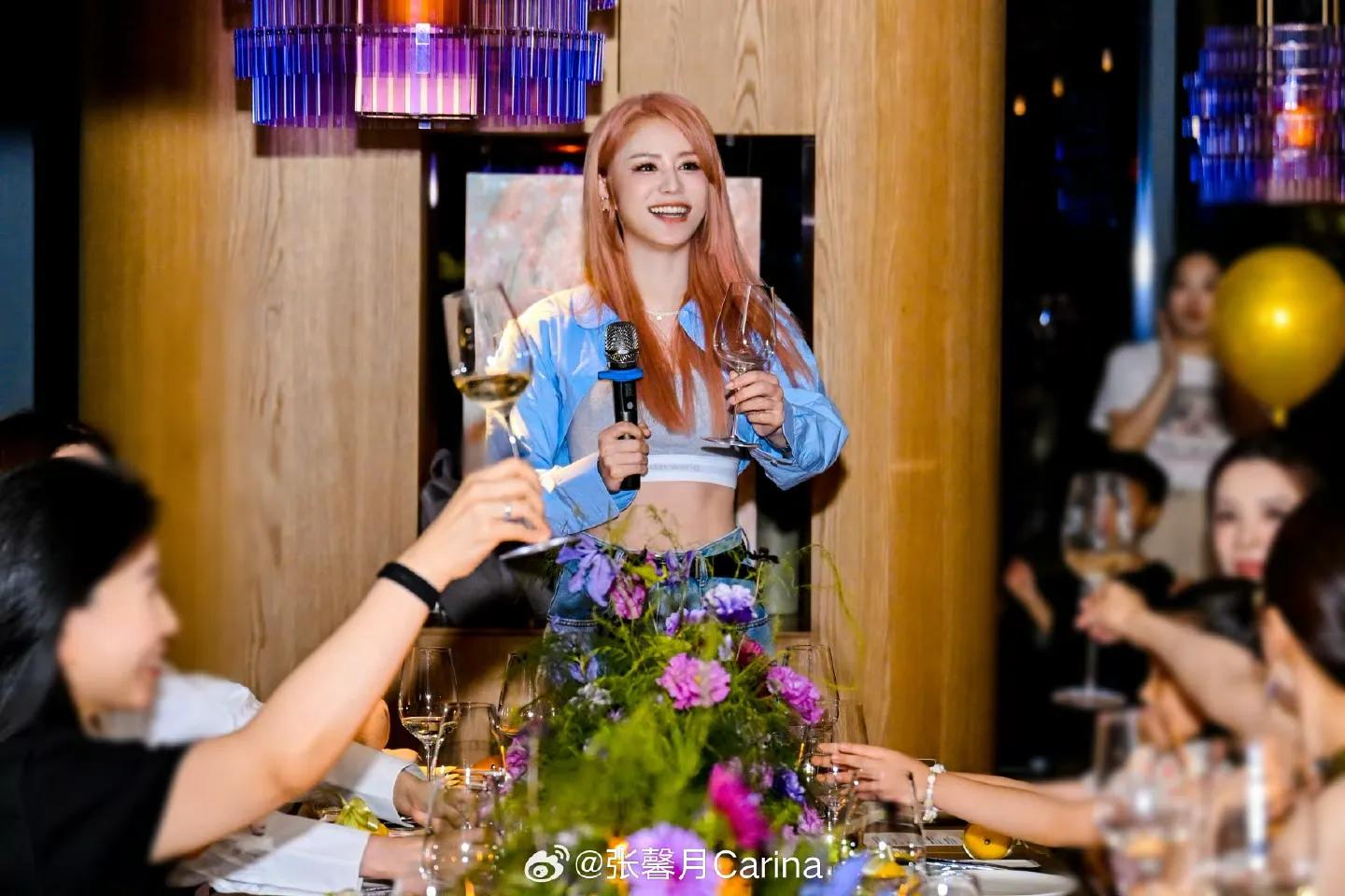 林峰为老婆庆生，张馨月大秀马甲线，夫妇俩恩爱十足，朱亚文也在