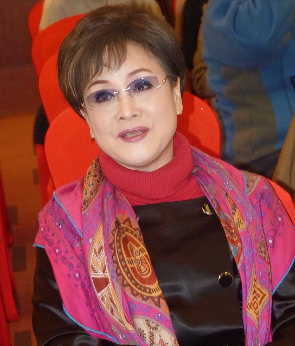 丈夫去世6年后，缺席四年春晚的李谷一已瘦到脱相，女儿相伴左右