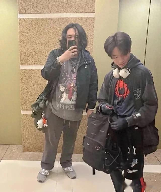 吴镇宇17岁儿子费曼在香港被偶遇，他打扮普通，头发乱糟糟的 不帅