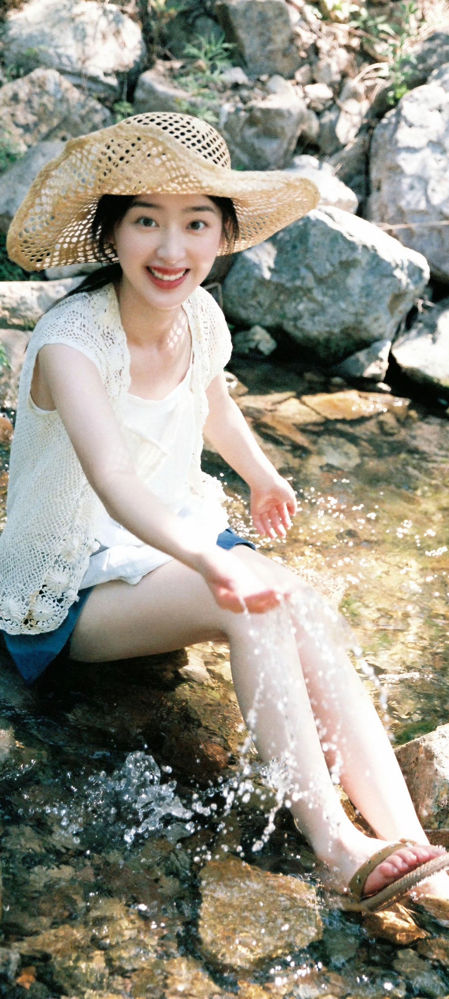 邓恩熙 溪中戏水