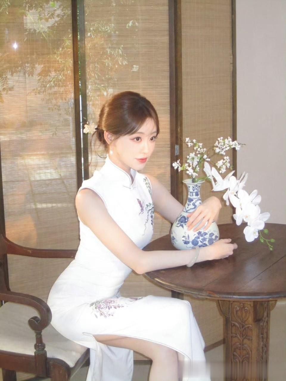 祝绪丹穿白色旗袍,古典雅致美如画中仙!