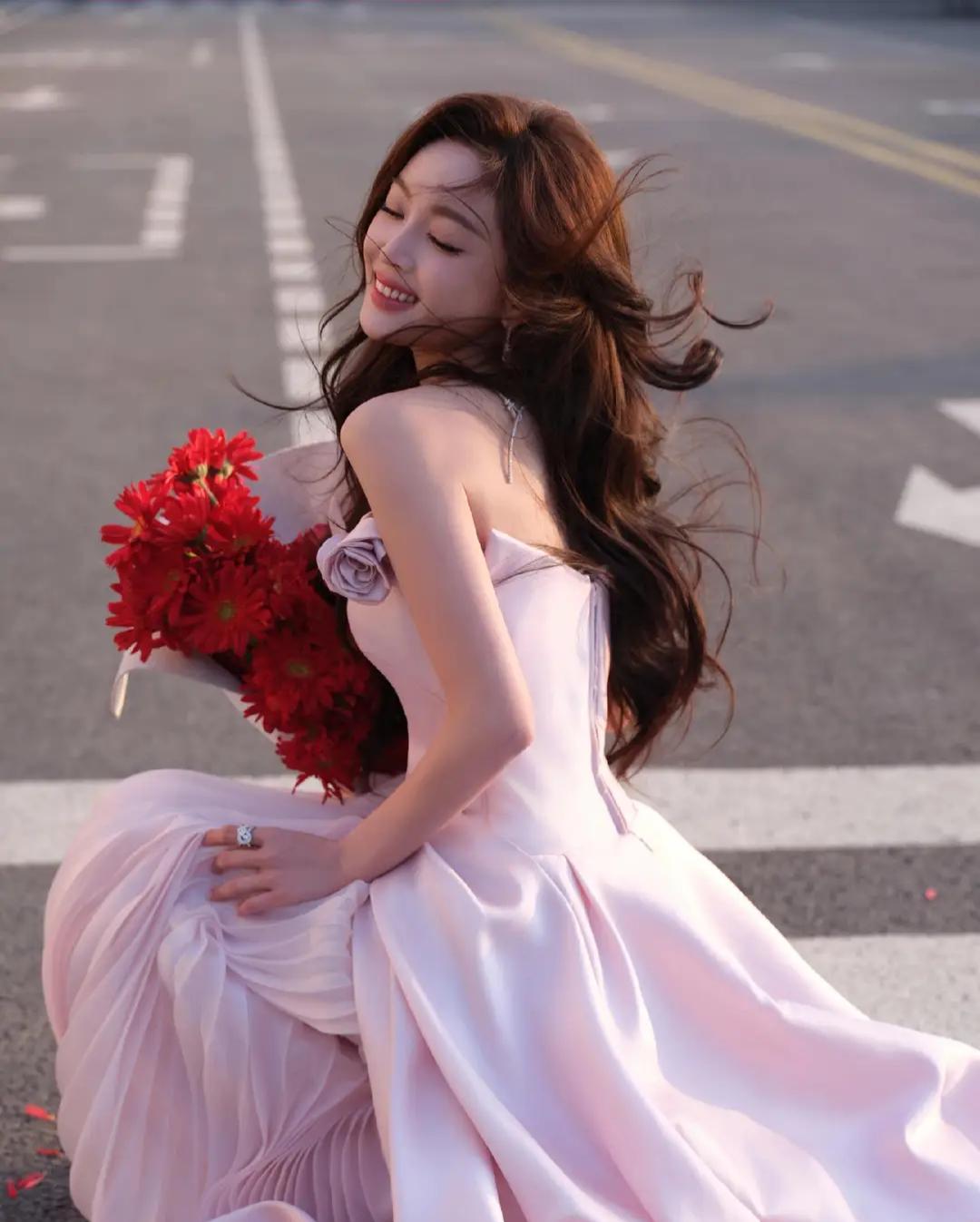 吴宣仪一袭粉裙亮相国剧盛典红毯演绎浪漫氛围感