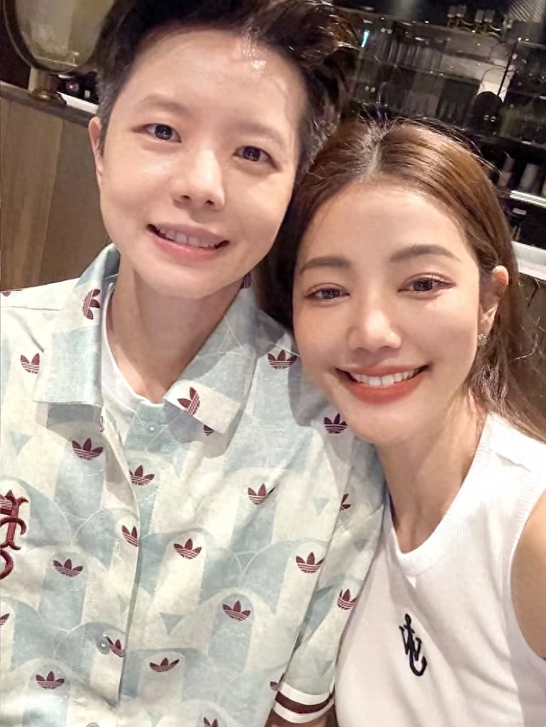 50岁名媛许路儿晒女友合照，她靠着她的肩笑得甜，女友也是冻龄脸