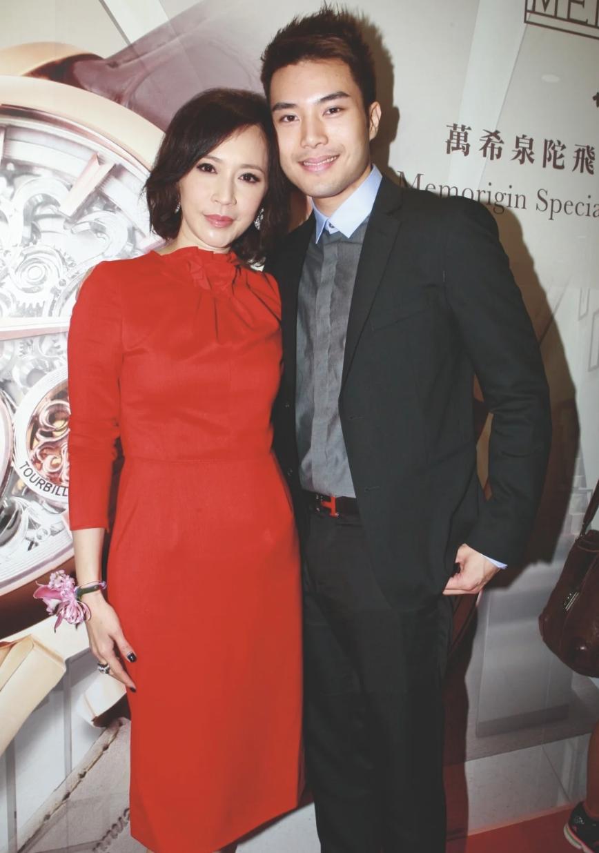 顾纪筠与继子在家过63岁生日，两人喝酒庆祝，生活了22年感情融洽