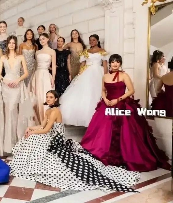 巴黎名媛舞会再添新贵，比亚迪老板千金贵气 导演陈可辛女儿很端庄