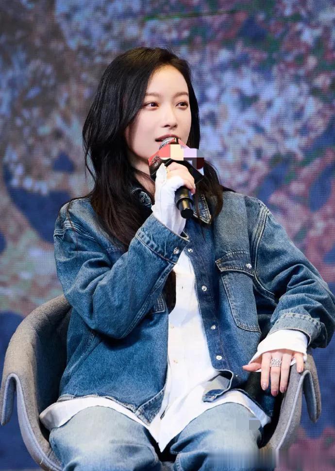 36岁倪妮太会穿了!牛仔外套+白衬衫+直筒裤，时髦又减龄！