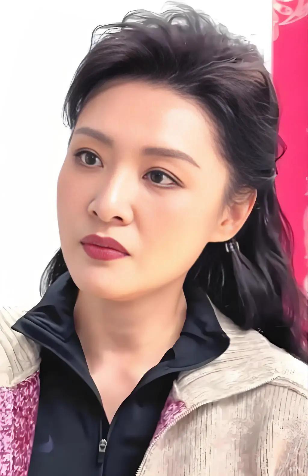 怼脸拍57岁周涛！知性优雅，风姿绰约。真得上了年纪才有那份韵味