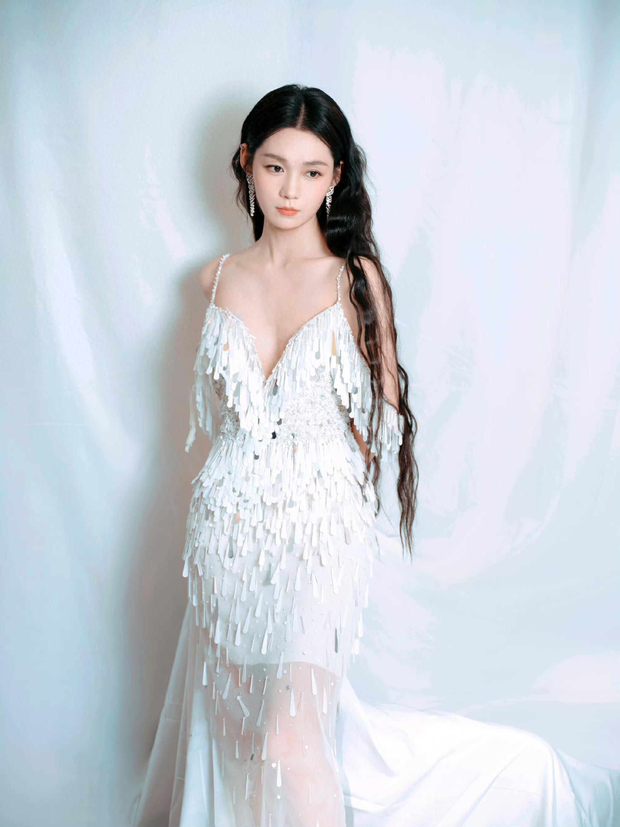 段奥娟白流苏裙似月光精灵，青绿旗袍如古画佳人