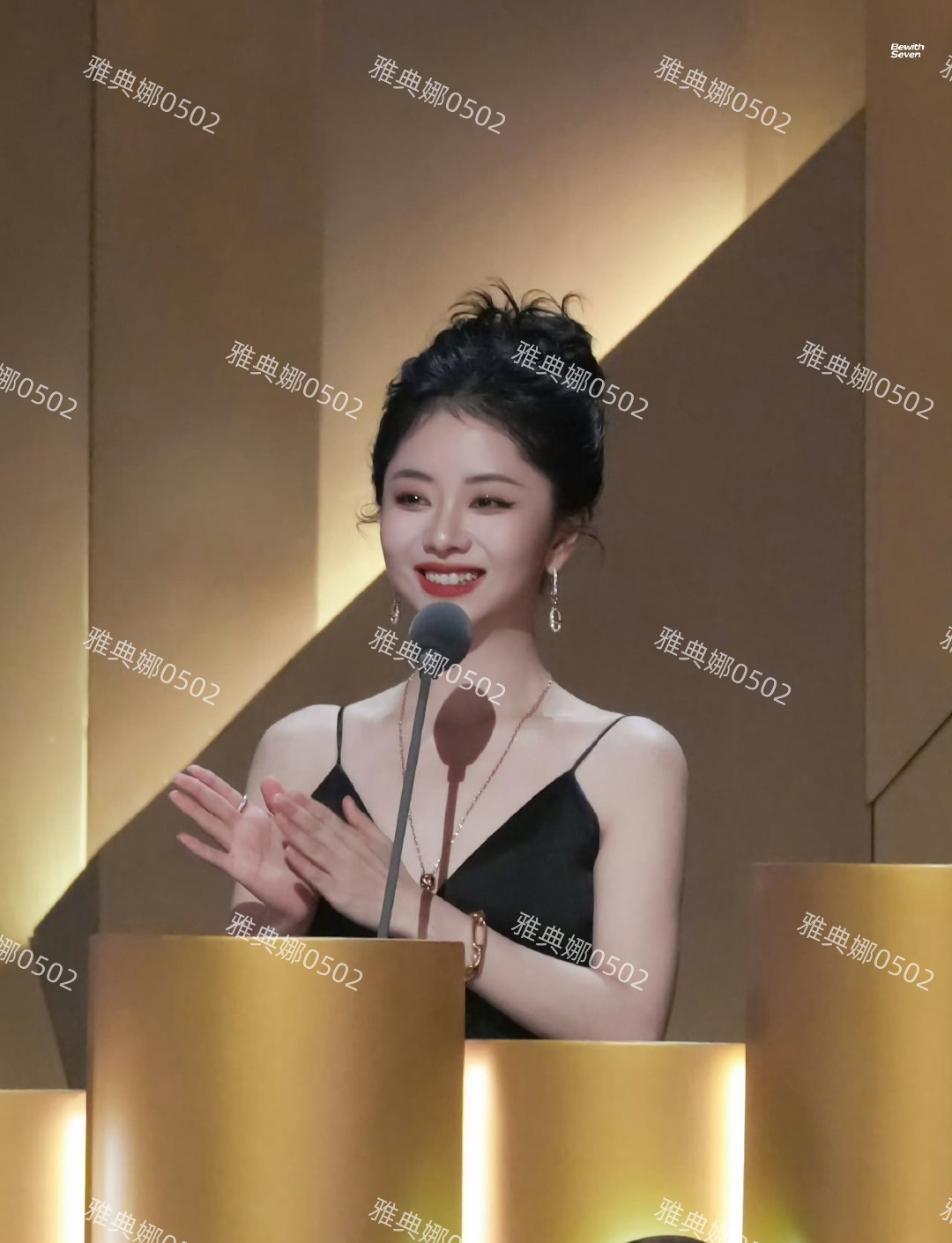 金熊猫颁奖礼见到谭松韵， 个子矮纸片身材太瘦小了礼服都撑不起来