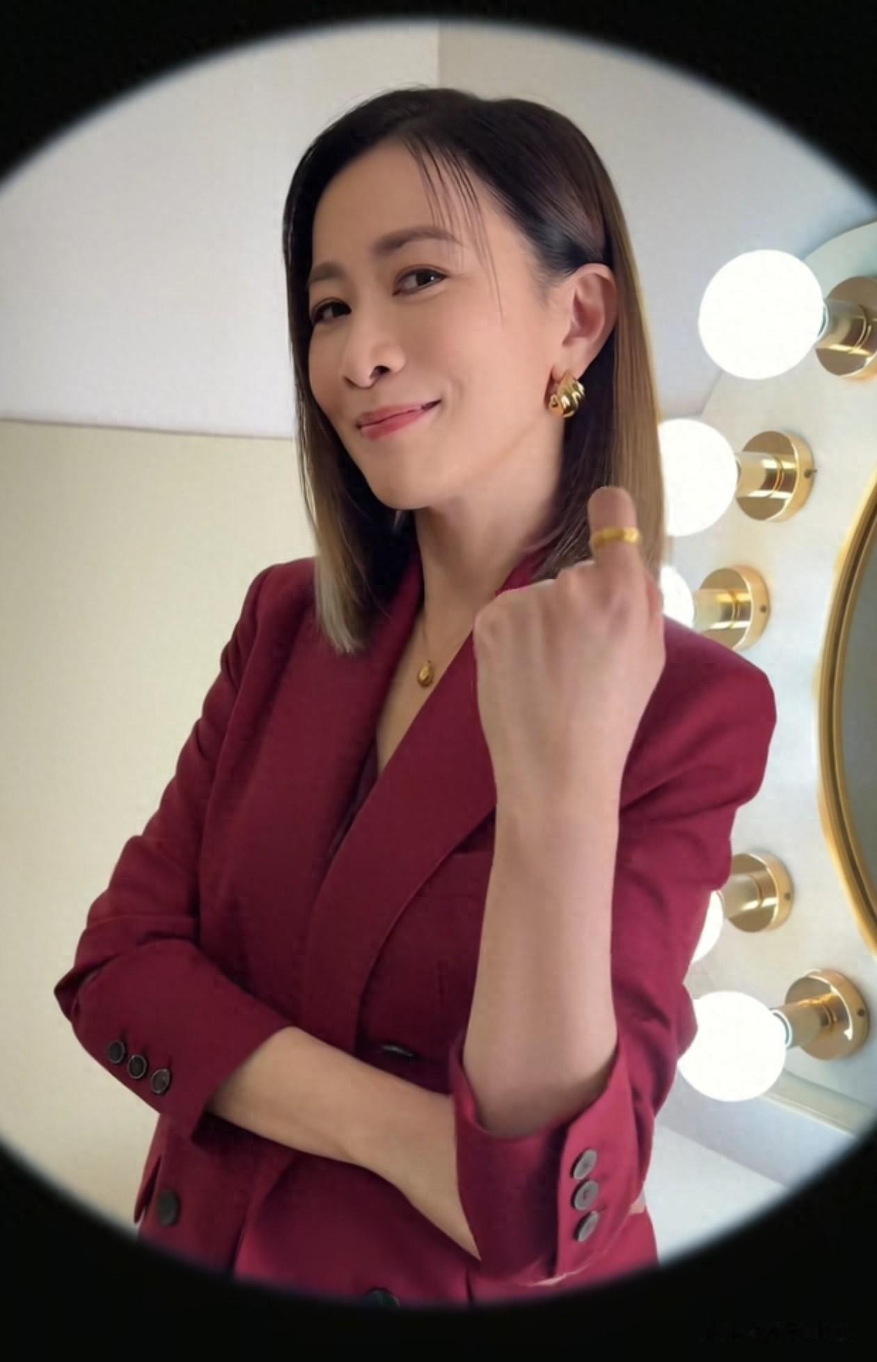 50岁佘诗曼庆新春穿搭:齐肩发+红西装外套,喜庆又干练,像30岁