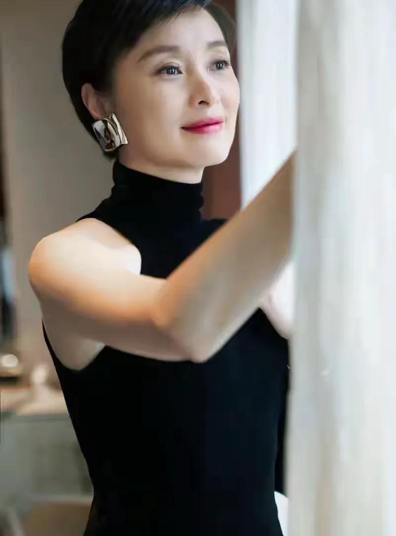 53岁吴越自曝单身真相:为父母买上海大平层尽孝,坦言孤独也是福报