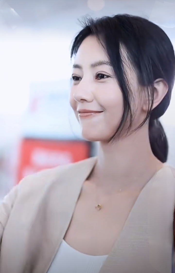 高圆圆现身机场，浅西装配白色长裙，低马尾温婉气质颜值能打