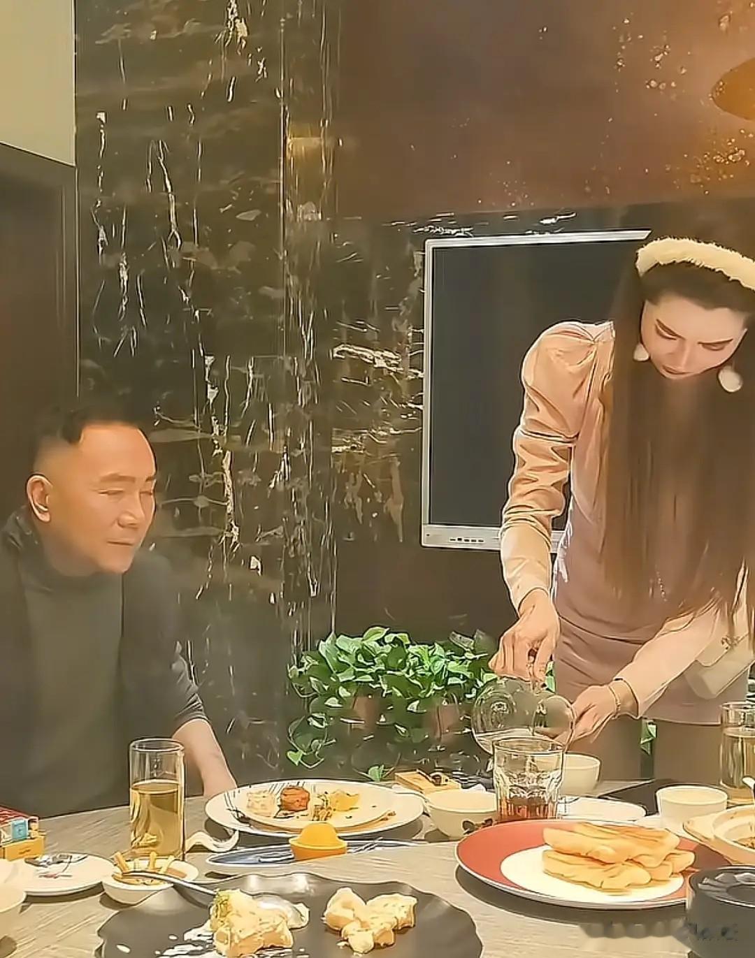 63岁杨议收美女徒弟，牵手贴脸还送吊坠，这是传承还是博眼球