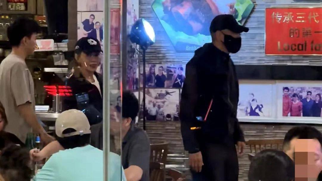 刘嘉玲带爱侄和周润发聚餐，三人吃新加坡菜