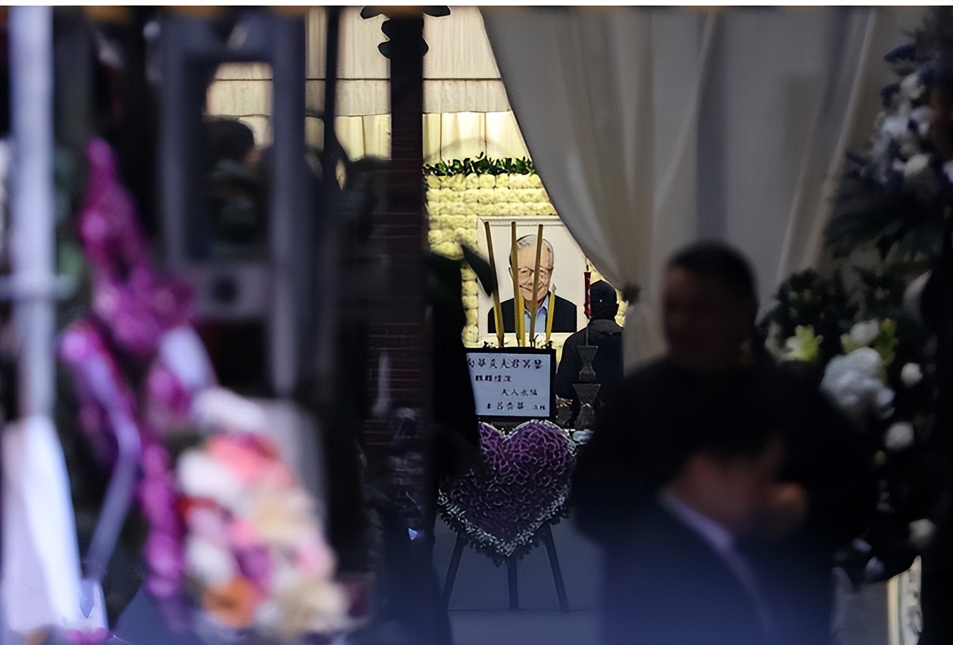 向华炎追悼会！向华强夫妇现身，4000多江湖兄弟，陈慧敏拄拐送行