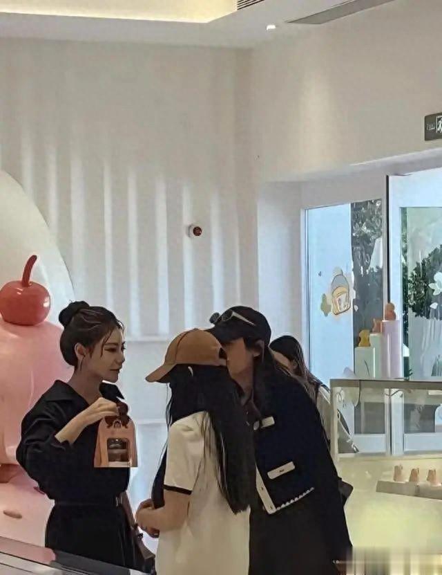 5个月就认“新妈”?汪希玥马筱梅逛街亲昵似母女,大S的爱成笑话