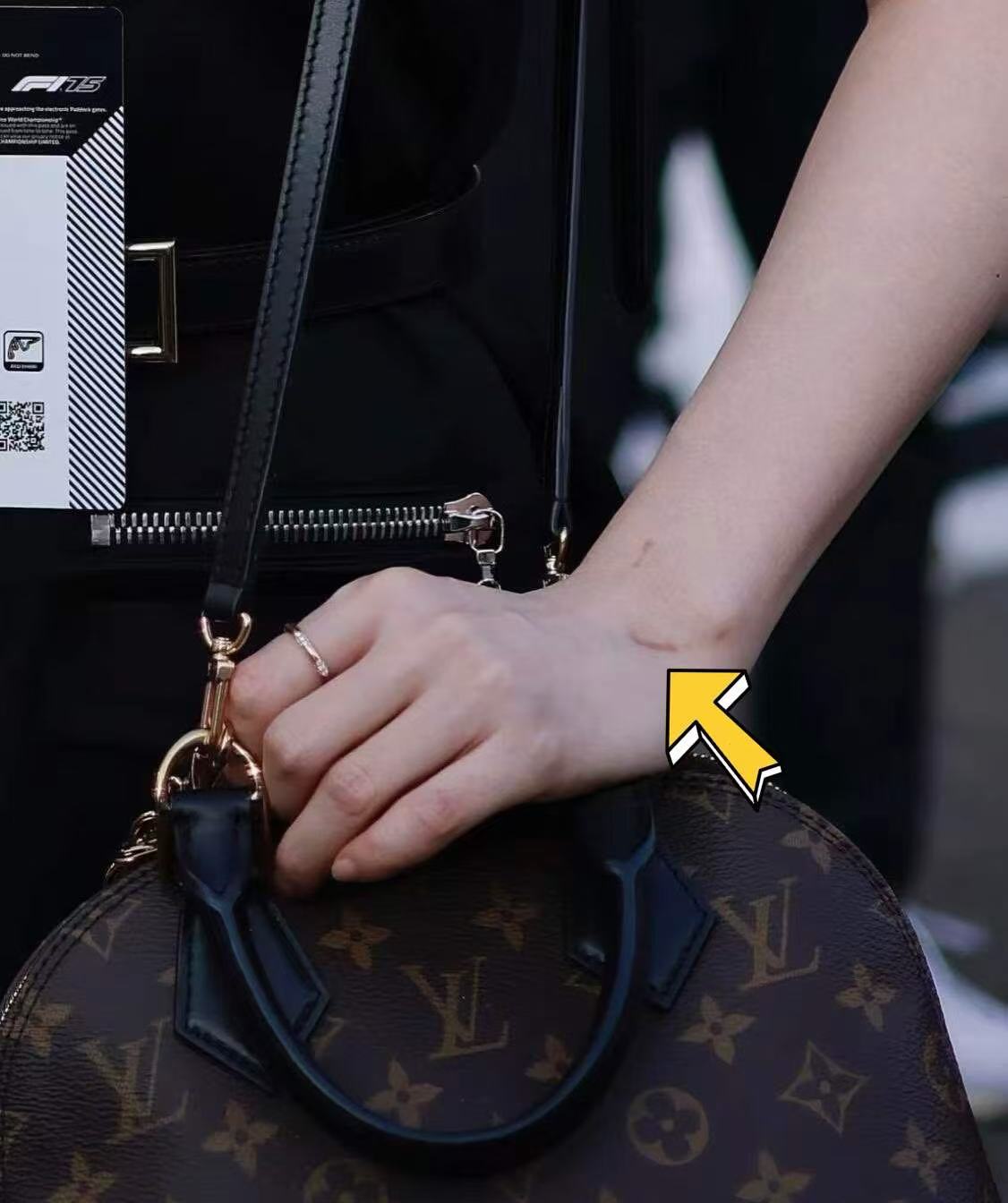 刘亦菲逛阿联酋博物馆！素颜脸色蜡黄头发凌乱，虎背熊腰小腿外翻