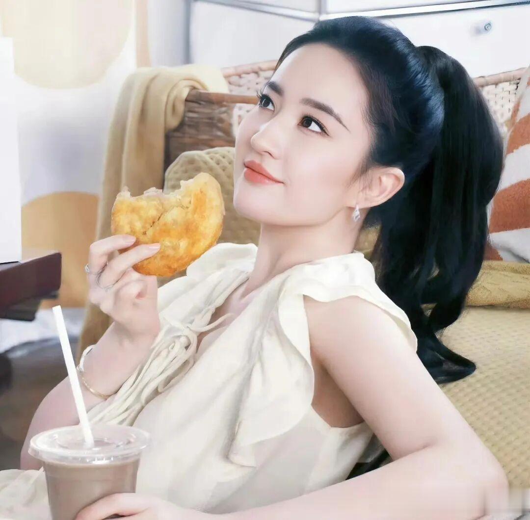 刘亦菲清新大方