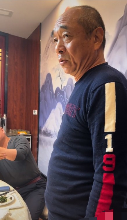 71岁老戏骨生病，住普通病房又黑又瘦，穿廉价塑料鞋，演过彭德怀