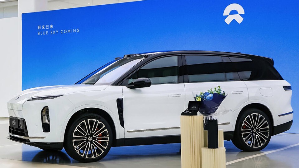 2025车市格局已定，上汽比亚迪争第一，高端燃油车退出价格战