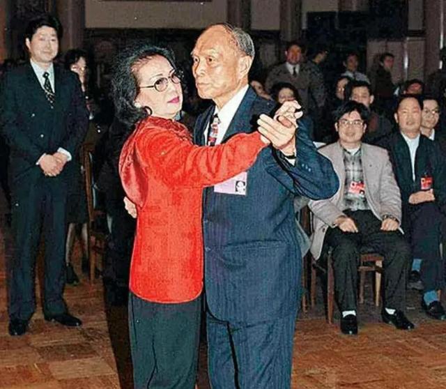 骗光明星20亿，连亲妈都不放过，霍家“败家子”被钉上“耻辱柱”