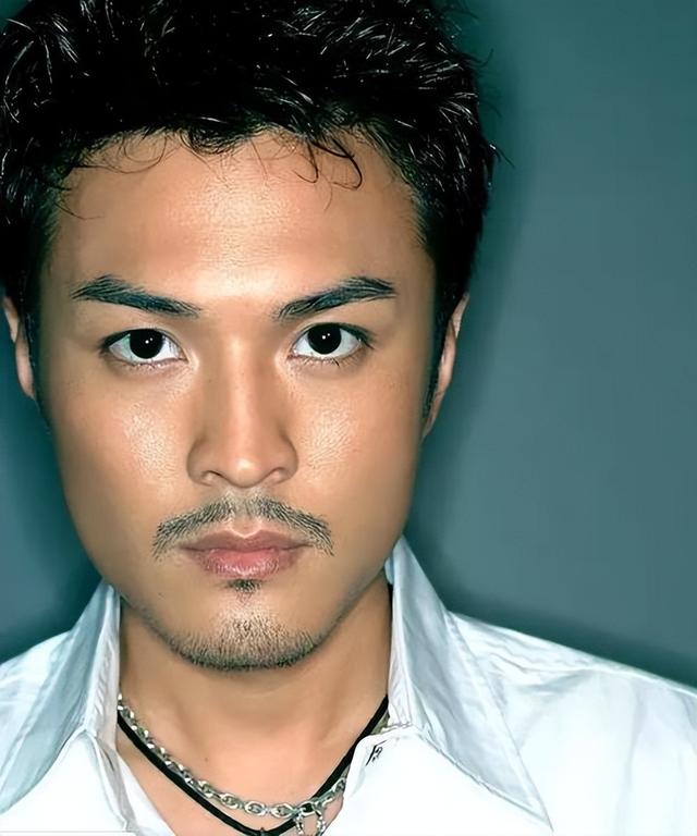 高圆圆前任于小伟:分手后12年单身,49岁携妻带子成叔圈顶流