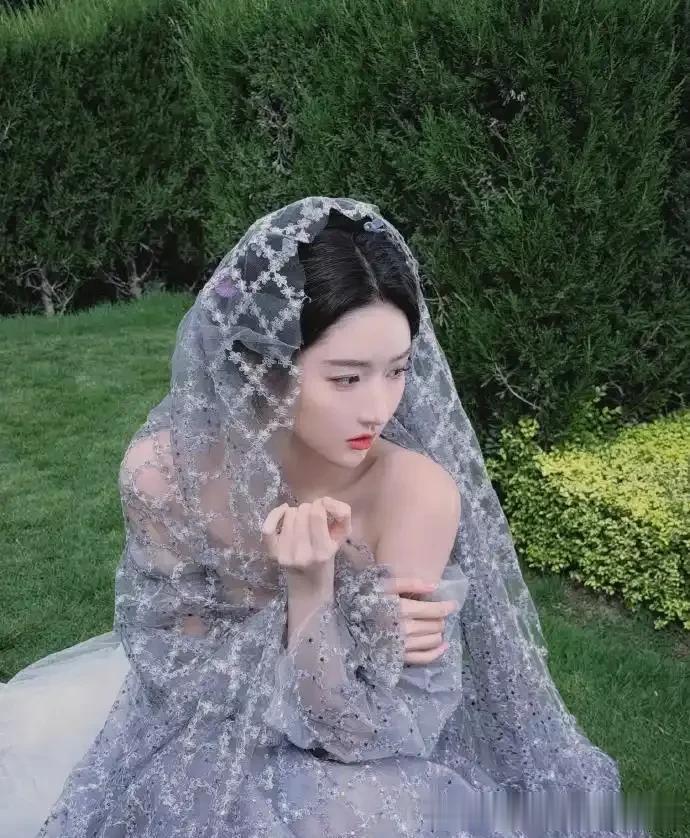 王玉雯美的像“紫罗兰花仙子”！一字肩紫裙搭梦幻头纱，美神降临