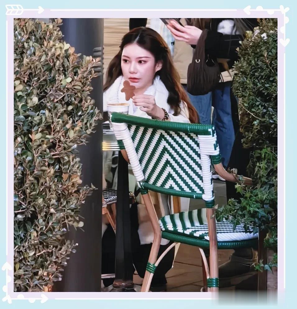 马筱梅三里屯喝咖啡被偶遇，怀孕七八个月，皮肤白皙，少女感十足