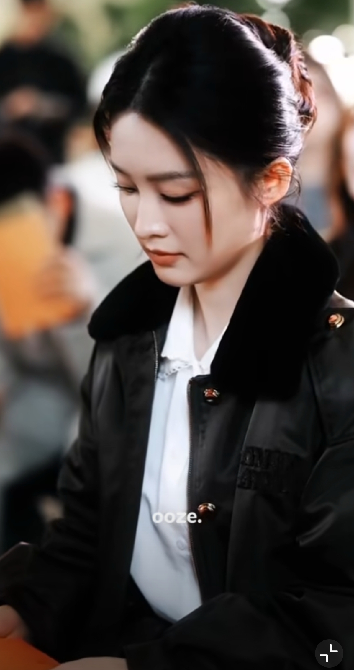 李沁出席活动好美，是自带清冷书卷气的甜酷学姐，紫色丝袜抢镜！