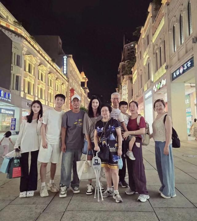 李克勤一家人到厦门旅游,51岁卢淑仪身材苗条,和婆婆关系很亲密