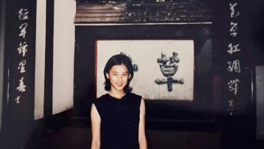 黄圣依离婚后晒15岁青涩照引热议：从“星女郎”到豪门阔太，她的半生浮沉