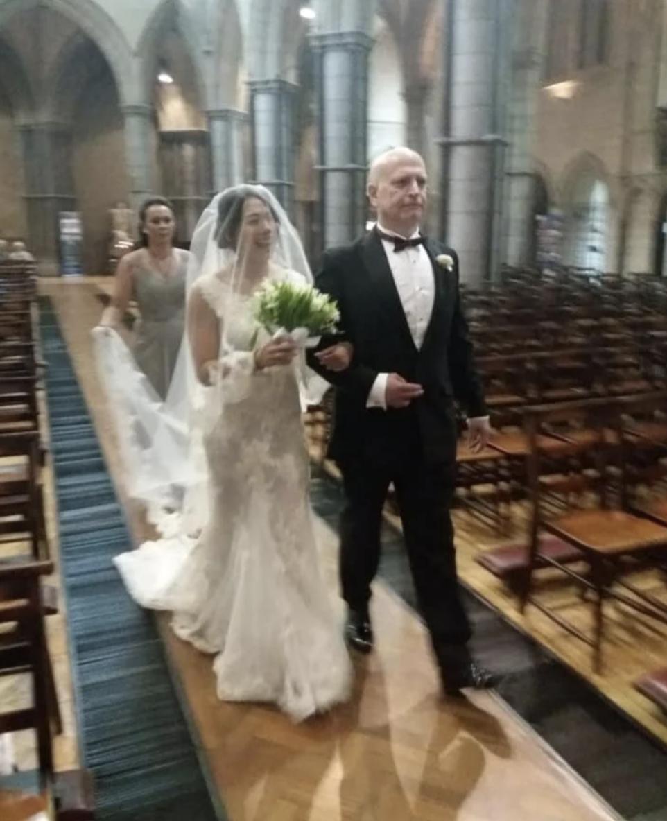 刘家良38岁女儿在国外结婚，家人朋友齐聚一堂，外籍丈夫英俊成熟