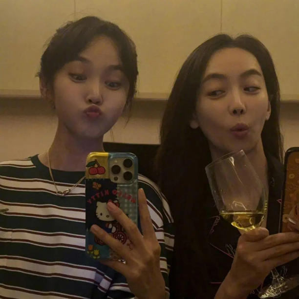 35岁宋茜与36岁张佳宁,十年闺蜜情成“情绪避风港”