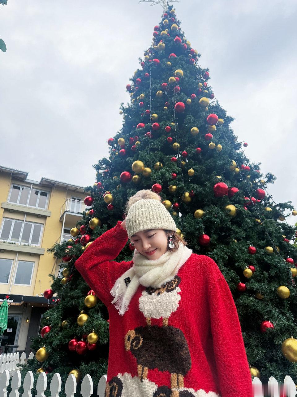 唐艺昕晒圣诞美照!穿红衣戴圣诞耳饰逛街,和女儿给老公买情侣袜
