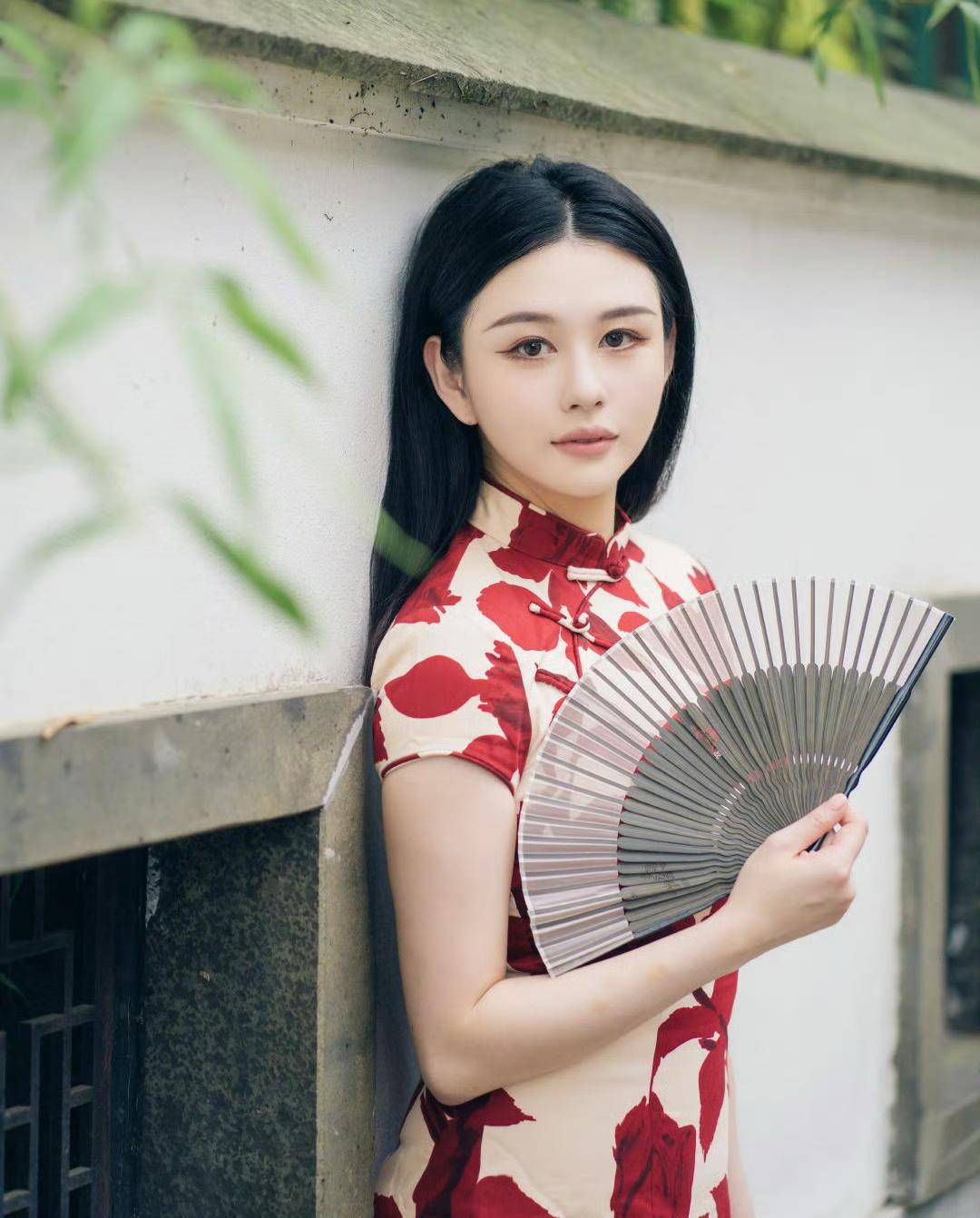 邱淑贞女儿沈月回应争议，称这辈子都没买过热搜，很欣赏张凌赫与内地演员沈月