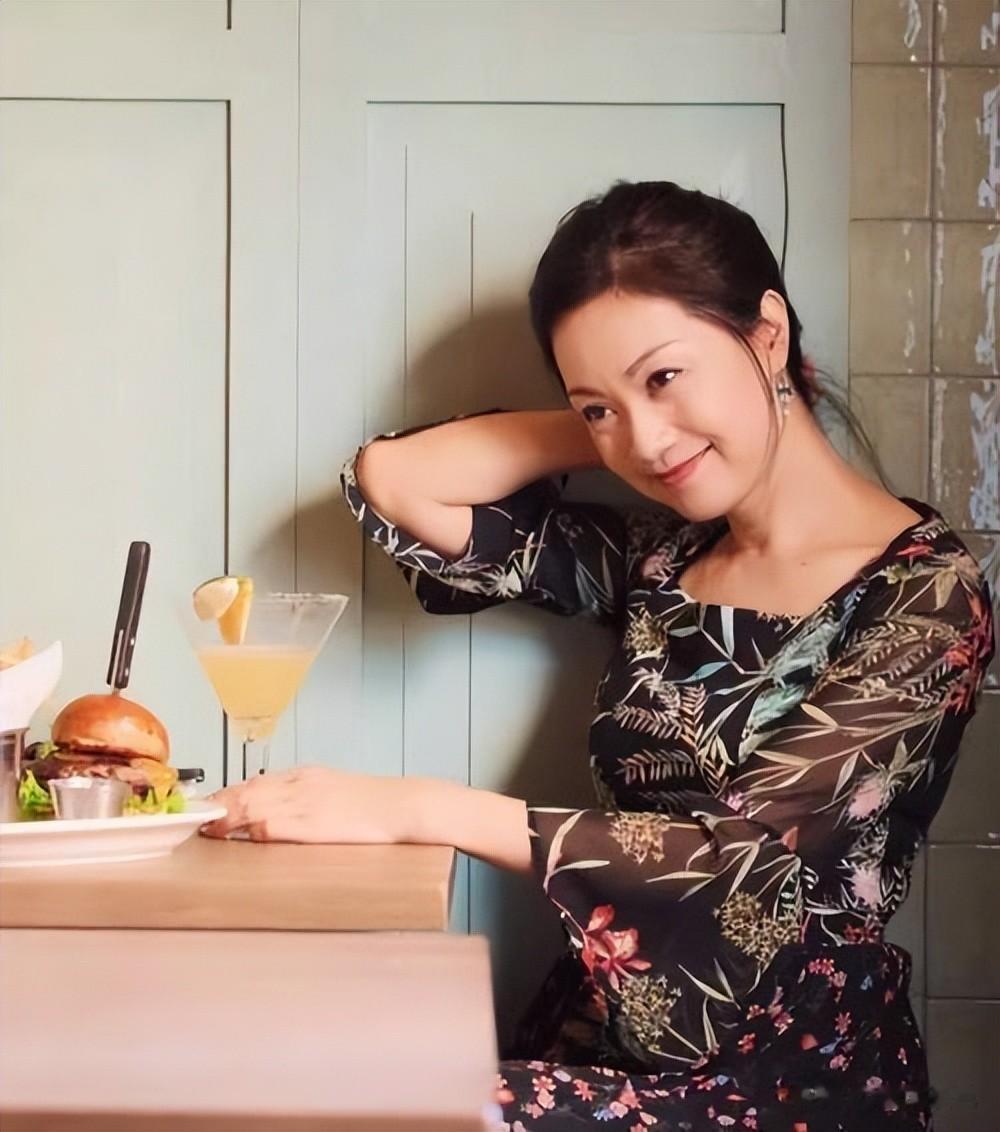 她是上海知名主持，选美冠军出身，52岁风韵犹存，俩女儿让她骄傲