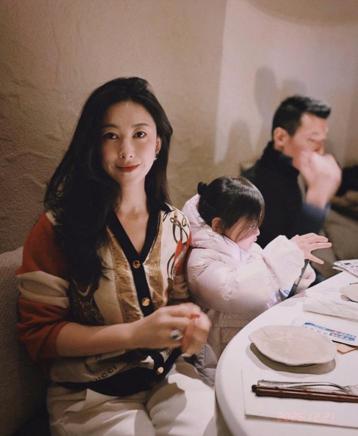 朱珠一家三口和好友聚餐！喝到微醺躺老公怀里，4岁小珠宝玩手机