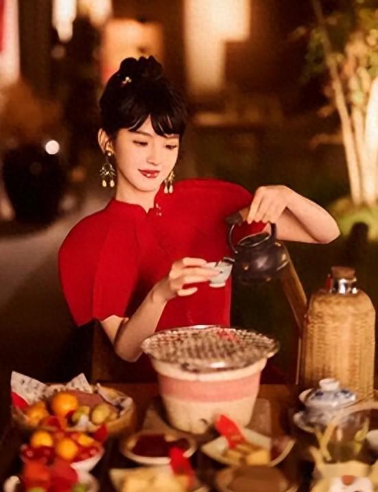 章若楠年初一给舅舅拜新年穿貂毛大衣素颜漂亮，送48元碗仔面俭省