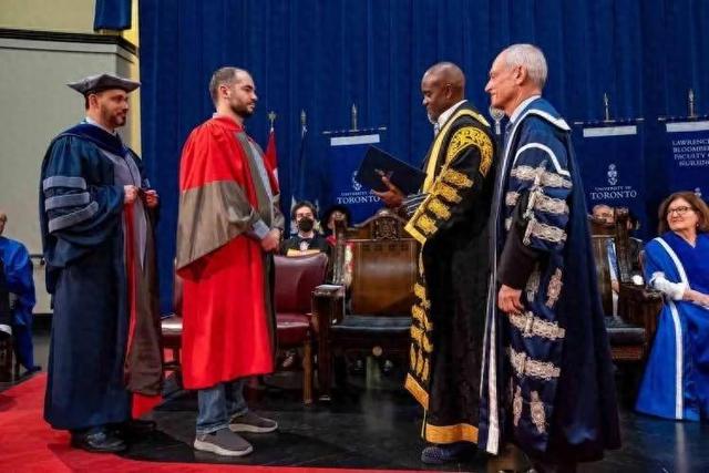 最新！Ilya现身多大毕业演讲：AI会完成我们能做的一切