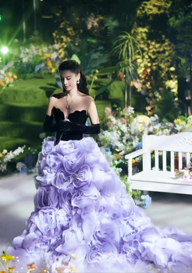 黄圣依离婚后商演接到手软，肤白貌美嫩，舞台上宛如迪士尼公主