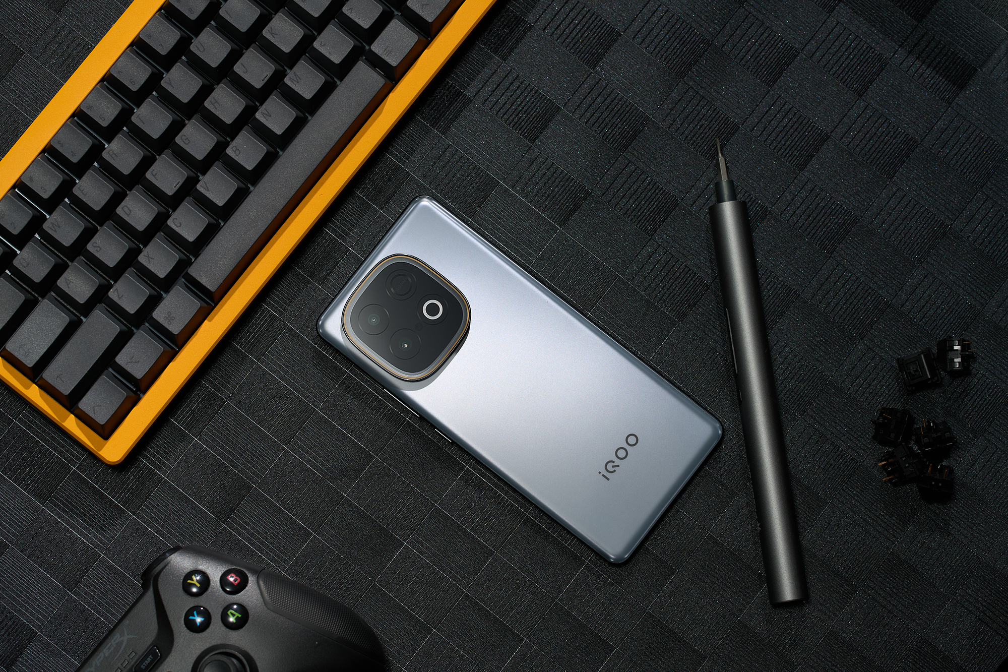 iQOO Z10 Turbo+:极地灰撞色美学,实力 “秒杀” 同档机型