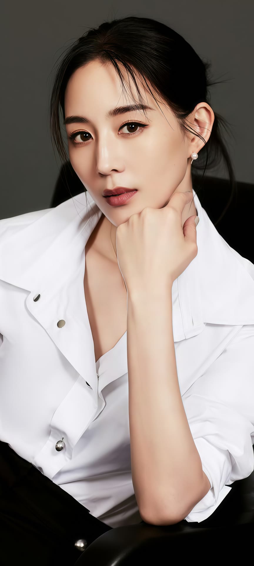 张钧甯黑裙氛围感大片，慵懒随性气质拉满