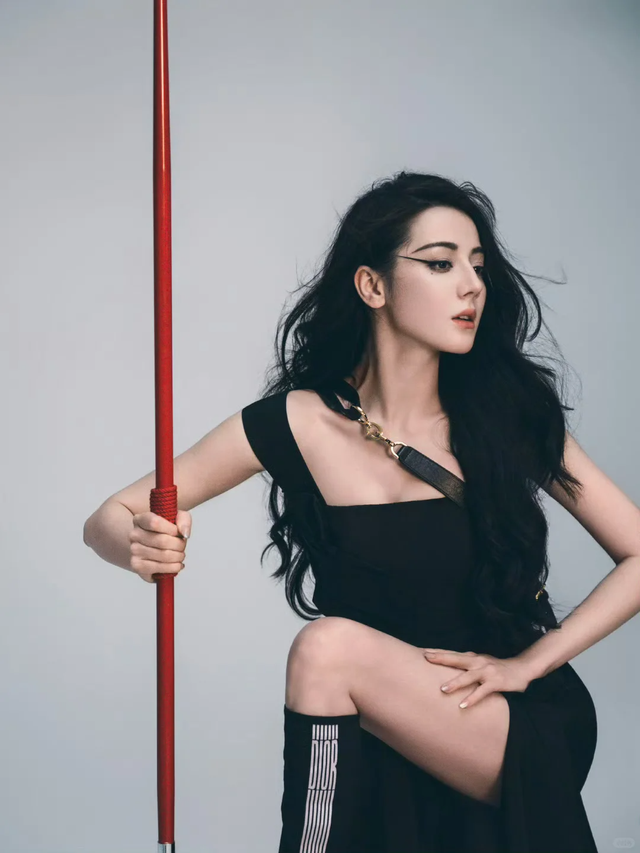 迪丽热巴《时装L'OFFICIEL》三月刊曝光,一起感受纯粹之力