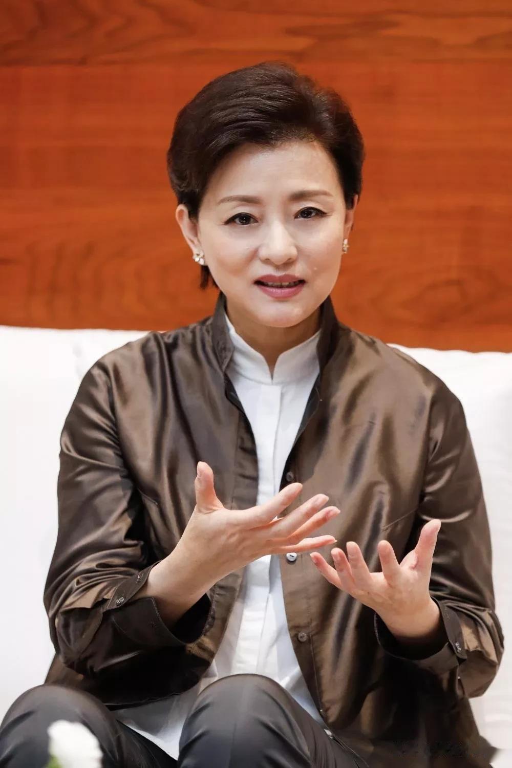 57岁杨澜在新加坡被撞见,身形发福,体态不太好还脖子前伸