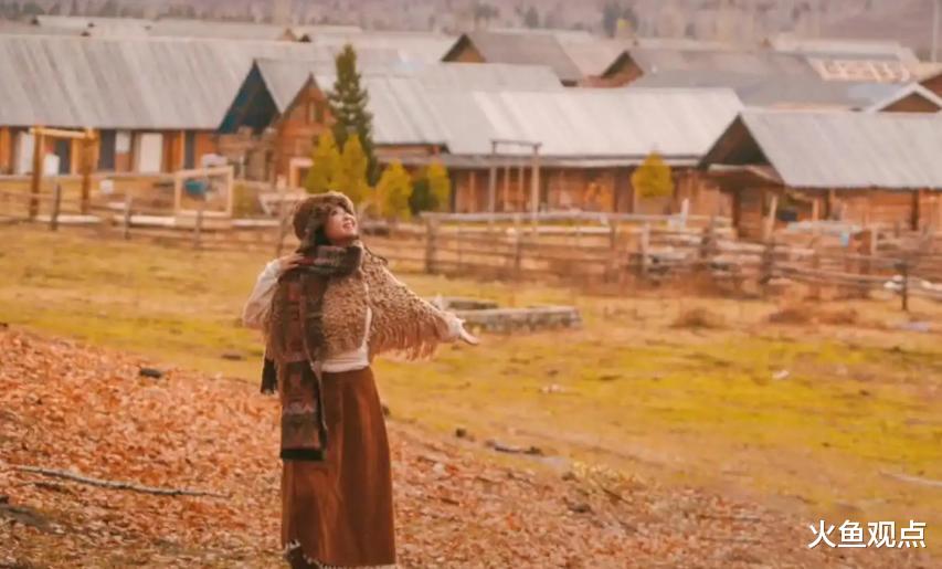 60岁网红苏敏戛纳走红毯，自信优雅像换了个人，回顾过往依旧泪目